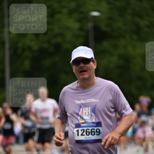 29.06.2025 - hella hamburg halbmarathon Dr. Thomas Lammeyer http://msf.ph/oto/8439404 29.06.2025 10:56:32 Kennedybrücke 1978, 1997, 3140, 3934, 4087, 4273, 4815, 5291, 6406, 6456, 6885, 6961, 6985, 7691, 7737, 7841, 8194, 8196, 8672, 9068, 9070, 9220, 9460, 9582, 9583, 9590, 9594, 9673, 9730, 10296, 10342, 10496, 10928, 11084, 11126, 11127, 11375 meine-sportfotos.de
