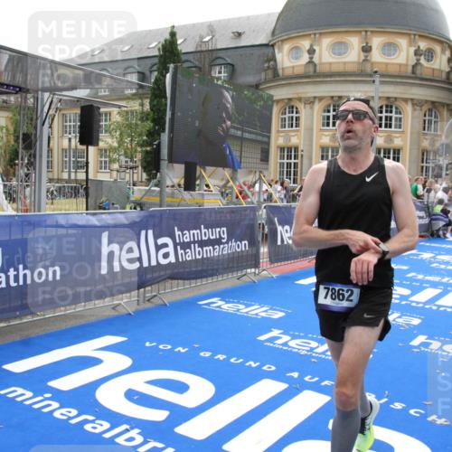 29.06.2025 - hella hamburg halbmarathon Michael Strokosch http://msf.ph/oto/8439410 29.06.2025 10:23:10 Ziel 7862, 18930 meine-sportfotos.de