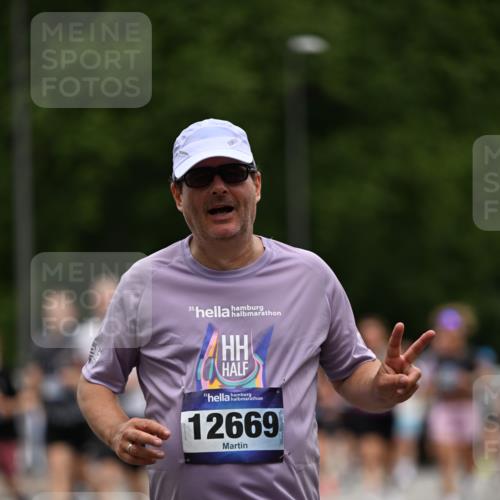 29.06.2025 - hella hamburg halbmarathon Dr. Thomas Lammeyer http://msf.ph/oto/8439411 29.06.2025 10:56:32 Kennedybrücke 1978, 1997, 3140, 3934, 4087, 4273, 4815, 5291, 6406, 6456, 6885, 6961, 6985, 7691, 7737, 7841, 8194, 8196, 8672, 9068, 9070, 9220, 9460, 9582, 9583, 9590, 9594, 9673, 9730, 10296, 10342, 10496, 10928, 11084, 11126, 11127, 11375 meine-sportfotos.de