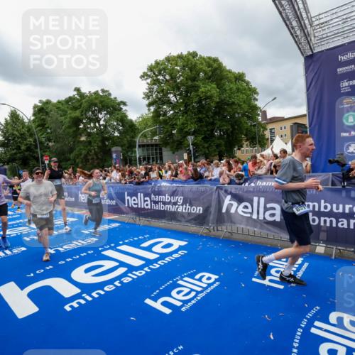 29.06.2025 - hella hamburg halbmarathon Zöllner http://msf.ph/oto/8439414 29.06.2025 10:55:41 Ziel 1120, 1143, 1834, 2955, 2982, 3037, 4897, 8255, 8573, 8618, 10212, 11039, 11554, 11568, 12196, 12515, 12544, 14909, 15896, 16110, 17615, 18064 meine-sportfotos.de