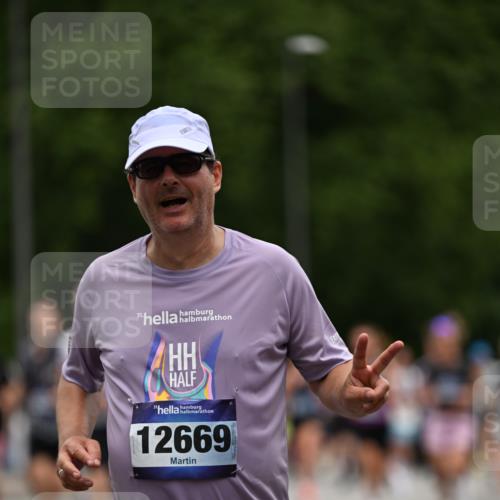 29.06.2025 - hella hamburg halbmarathon Dr. Thomas Lammeyer http://msf.ph/oto/8439426 29.06.2025 10:56:32 Kennedybrücke 1978, 1997, 3140, 3934, 4087, 4273, 4815, 5291, 6406, 6456, 6885, 6961, 6985, 7691, 7737, 7841, 8194, 8196, 8672, 9068, 9070, 9220, 9460, 9582, 9583, 9590, 9594, 9673, 9730, 10296, 10342, 10496, 10928, 11084, 11126, 11127, 11375 meine-sportfotos.de