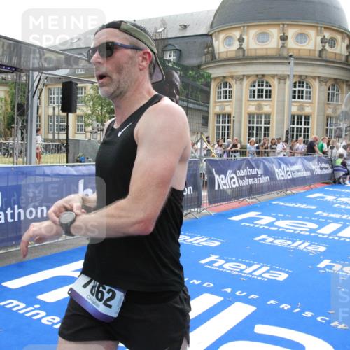 29.06.2025 - hella hamburg halbmarathon Michael Strokosch http://msf.ph/oto/8439429 29.06.2025 10:23:11 Ziel 7862, 18930 meine-sportfotos.de