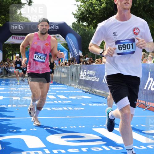 29.06.2025 - hella hamburg halbmarathon Strokosch-Dieckow http://msf.ph/oto/8439430 29.06.2025 10:41:16 Ziel 1570, 3332, 4205, 4303, 5387, 6771, 6901, 7432, 8122, 9711, 10375, 10783, 12434, 12895, 13876, 16816, 17834, 18509, 18764 meine-sportfotos.de