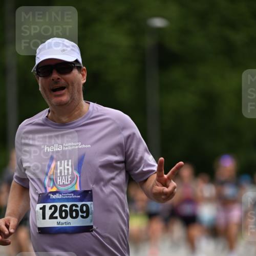 29.06.2025 - hella hamburg halbmarathon Dr. Thomas Lammeyer http://msf.ph/oto/8439433 29.06.2025 10:56:32 Kennedybrücke 1978, 1997, 3140, 3934, 4087, 4273, 4815, 5291, 6406, 6456, 6885, 6961, 6985, 7691, 7737, 7841, 8194, 8196, 8672, 9068, 9070, 9220, 9460, 9582, 9583, 9590, 9594, 9673, 9730, 10296, 10342, 10496, 10928, 11084, 11126, 11127, 11375 meine-sportfotos.de