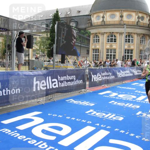 29.06.2025 - hella hamburg halbmarathon Michael Strokosch http://msf.ph/oto/8439441 29.06.2025 10:23:14 Ziel 18930 meine-sportfotos.de