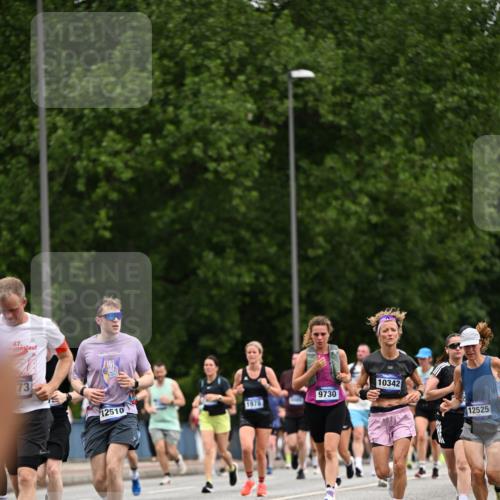 29.06.2025 - hella hamburg halbmarathon Dr. Thomas Lammeyer http://msf.ph/oto/8439442 29.06.2025 10:56:33 Kennedybrücke 1978, 1997, 3140, 3934, 4087, 4273, 4815, 5291, 6406, 6456, 6885, 6961, 6985, 7691, 7737, 7841, 8194, 8196, 8672, 9068, 9070, 9220, 9460, 9582, 9583, 9594, 9673, 9730, 10296, 10342, 10496, 10928, 11084, 11126, 11127, 11375 meine-sportfotos.de