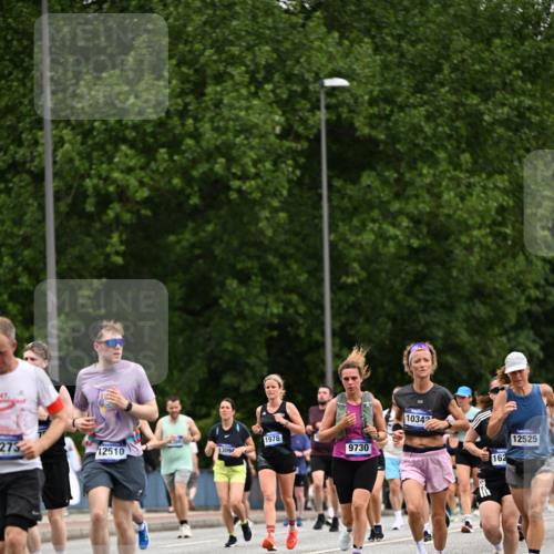 29.06.2025 - hella hamburg halbmarathon Dr. Thomas Lammeyer http://msf.ph/oto/8439451 29.06.2025 10:56:33 Kennedybrücke 1978, 1997, 3140, 3934, 4087, 4273, 4815, 5291, 6406, 6456, 6885, 6961, 6985, 7691, 7737, 7841, 8194, 8196, 8672, 9068, 9070, 9220, 9460, 9582, 9583, 9594, 9673, 9730, 10296, 10342, 10496, 10928, 11084, 11126, 11127, 11375 meine-sportfotos.de