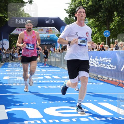 29.06.2025 - hella hamburg halbmarathon Strokosch-Dieckow http://msf.ph/oto/8439456 29.06.2025 10:41:15 Ziel 1570, 3332, 4205, 4303, 4380, 5387, 5709, 6771, 6901, 7432, 8122, 9711, 10375, 10783, 12434, 12895, 13876, 16816, 17834, 18764 meine-sportfotos.de