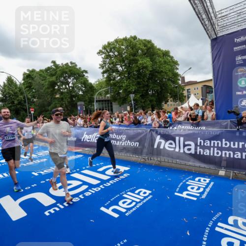 29.06.2025 - hella hamburg halbmarathon Zöllner http://msf.ph/oto/8439460 29.06.2025 10:55:42 Ziel 1120, 1143, 1834, 2955, 2982, 3037, 4897, 6924, 8255, 8573, 8618, 10212, 11039, 11568, 12196, 12483, 12515, 14909, 15896, 16110, 17615, 18064, 18190 meine-sportfotos.de