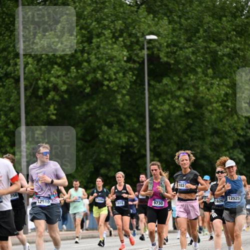 29.06.2025 - hella hamburg halbmarathon Dr. Thomas Lammeyer http://msf.ph/oto/8439461 29.06.2025 10:56:34 Kennedybrücke 1369, 1978, 1997, 3140, 3934, 4087, 4273, 4815, 5291, 6406, 6456, 6885, 6961, 6985, 7691, 7737, 7841, 8194, 8196, 8672, 9068, 9070, 9220, 9460, 9582, 9583, 9594, 9673, 9730, 10296, 10342, 10496, 10928, 11084, 11126, 11127, 11297, 11375 meine-sportfotos.de