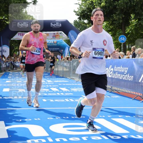 29.06.2025 - hella hamburg halbmarathon Strokosch-Dieckow http://msf.ph/oto/8439473 29.06.2025 10:41:16 Ziel 1570, 3332, 4205, 4303, 5387, 6771, 6901, 7432, 8122, 9711, 10375, 10783, 12434, 12895, 13876, 16816, 17834, 18509, 18764 meine-sportfotos.de