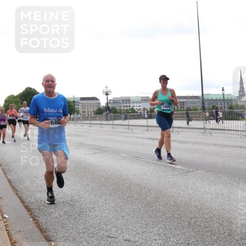 29.06.2025 - hella hamburg halbmarathon Lena Gebhardt http://msf.ph/oto/8439477 29.06.2025 10:29:09 Lombardsbrücke 688, 1869, 1230, 1518, 1557, 1869, 2688, 3179, 3311, 3717, 4161, 4362, 4373, 4700, 4834, 4982, 5167, 5249, 5250, 6345, 6725, 7169, 7449, 8048, 8812, 9714, 10068, 10198, 10641, 10808, 11792, 11803, 11989, 12099, 12404, 12442, 12958, 13090, 14205, 14644, 15143, 15256, 15452, 15453, 15952, 15955, 16643, 16673, 16676, 18298, 18299, 18414 meine-sportfotos.de