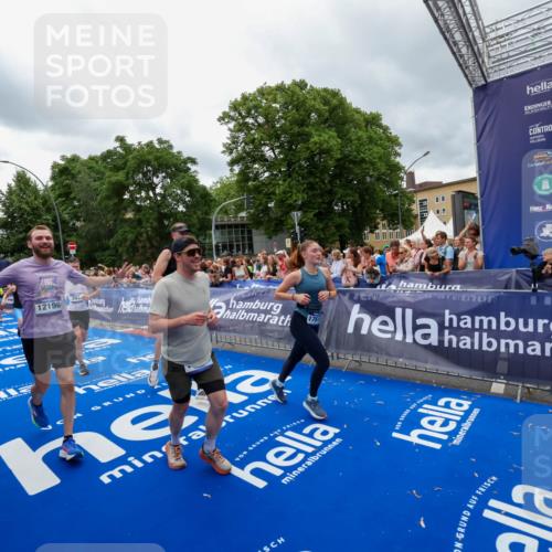 29.06.2025 - hella hamburg halbmarathon Zöllner http://msf.ph/oto/8439483 29.06.2025 10:55:42 Ziel 1120, 1143, 1834, 2955, 2982, 3037, 4897, 6924, 8255, 8573, 8618, 10212, 11039, 11568, 12196, 12483, 12515, 14909, 15896, 16110, 17615, 18064, 18190 meine-sportfotos.de