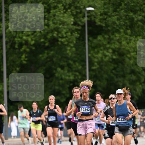 29.06.2025 - hella hamburg halbmarathon Dr. Thomas Lammeyer http://msf.ph/oto/8439514 29.06.2025 10:56:35 Kennedybrücke 1369, 1978, 1997, 3140, 3934, 4087, 4273, 4815, 5262, 5291, 6406, 6456, 6885, 6961, 6985, 7691, 7737, 7841, 8194, 8196, 8672, 9068, 9070, 9220, 9582, 9583, 9594, 9673, 9730, 10296, 10342, 10496, 10928, 11084, 11126, 11127, 11297, 11375 meine-sportfotos.de
