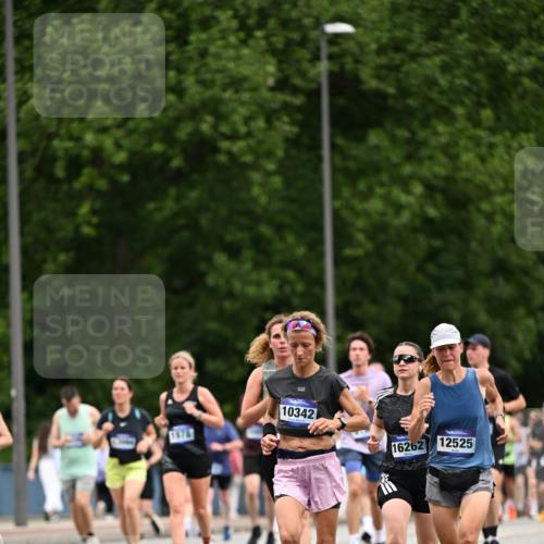 29.06.2025 - hella hamburg halbmarathon Dr. Thomas Lammeyer http://msf.ph/oto/8439518 29.06.2025 10:56:35 Kennedybrücke 1369, 1978, 1997, 3140, 3934, 4087, 4273, 4815, 5262, 5291, 6406, 6456, 6885, 6961, 6985, 7691, 7737, 7841, 8194, 8196, 8672, 9068, 9070, 9220, 9582, 9583, 9594, 9673, 9730, 10296, 10342, 10496, 10928, 11084, 11126, 11127, 11297, 11375 meine-sportfotos.de