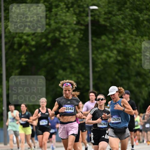 29.06.2025 - hella hamburg halbmarathon Dr. Thomas Lammeyer http://msf.ph/oto/8439530 29.06.2025 10:56:35 Kennedybrücke 1369, 1978, 1997, 3140, 3934, 4087, 4273, 4815, 5262, 5291, 6406, 6456, 6885, 6961, 6985, 7691, 7737, 7841, 8194, 8196, 8672, 9068, 9070, 9220, 9582, 9583, 9594, 9673, 9730, 10296, 10342, 10496, 10928, 11084, 11126, 11127, 11297, 11375 meine-sportfotos.de