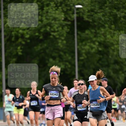 29.06.2025 - hella hamburg halbmarathon Dr. Thomas Lammeyer http://msf.ph/oto/8439534 29.06.2025 10:56:35 Kennedybrücke 1369, 1978, 1997, 3140, 3934, 4087, 4273, 4815, 5262, 5291, 6406, 6456, 6885, 6961, 6985, 7691, 7737, 7841, 8194, 8196, 8672, 9068, 9070, 9220, 9582, 9583, 9594, 9673, 9730, 10296, 10342, 10496, 10928, 11084, 11126, 11127, 11297, 11375 meine-sportfotos.de
