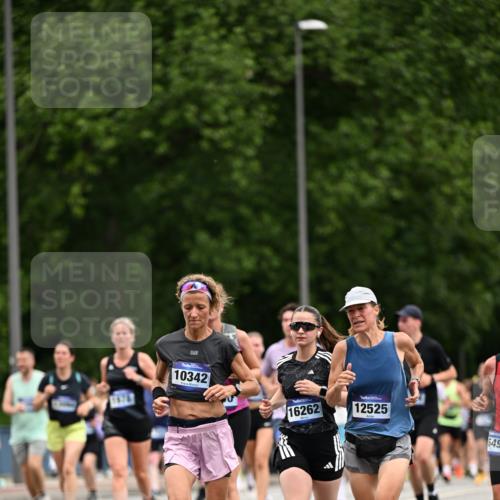 29.06.2025 - hella hamburg halbmarathon Dr. Thomas Lammeyer http://msf.ph/oto/8439541 29.06.2025 10:56:36 Kennedybrücke 1369, 1978, 1997, 3140, 3645, 4087, 4273, 4815, 5262, 5291, 6406, 6671, 6885, 6961, 6985, 7691, 7737, 7841, 8194, 8196, 8672, 9068, 9070, 9220, 9582, 9583, 9594, 9673, 9730, 10296, 10342, 10496, 10928, 11084, 11126, 11127, 11297, 11375 meine-sportfotos.de