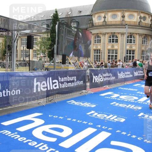29.06.2025 - hella hamburg halbmarathon Michael Strokosch http://msf.ph/oto/8439544 29.06.2025 10:23:28 Ziel 35, 52, 9385, 17771, 19078 meine-sportfotos.de