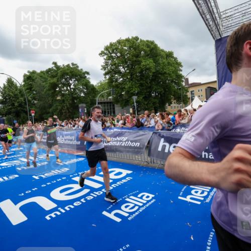 29.06.2025 - hella hamburg halbmarathon Zöllner http://msf.ph/oto/8439551 29.06.2025 10:55:43 Ziel 1120, 1143, 1834, 2955, 2982, 3037, 4897, 6924, 8255, 8618, 10212, 11039, 11568, 12196, 12483, 12515, 14909, 15896, 16110, 17615, 18064, 18190 meine-sportfotos.de