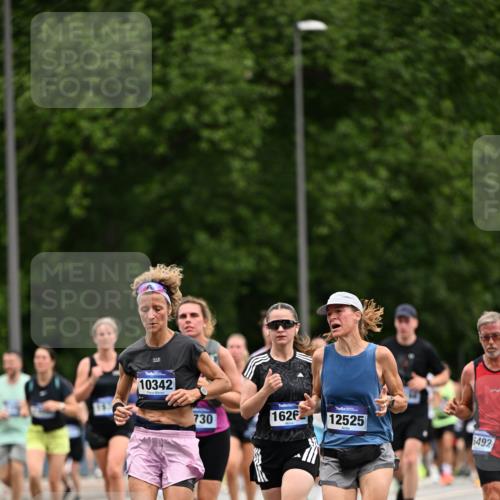 29.06.2025 - hella hamburg halbmarathon Dr. Thomas Lammeyer http://msf.ph/oto/8439553 29.06.2025 10:56:36 Kennedybrücke 1369, 1978, 1997, 3140, 3645, 4087, 4273, 4815, 5262, 5291, 6406, 6671, 6885, 6961, 6985, 7691, 7737, 7841, 8194, 8196, 8672, 9068, 9070, 9220, 9582, 9583, 9594, 9673, 9730, 10296, 10342, 10496, 10928, 11084, 11126, 11127, 11297, 11375 meine-sportfotos.de