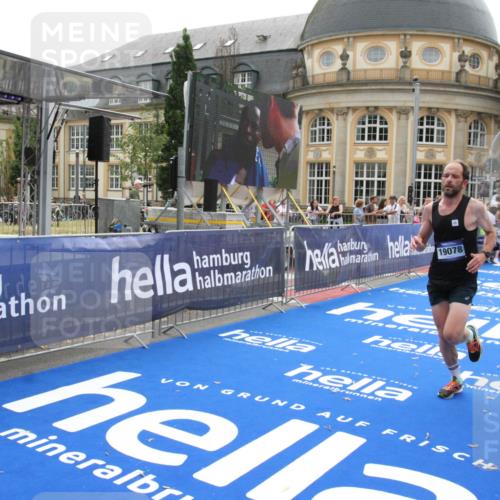 29.06.2025 - hella hamburg halbmarathon Michael Strokosch http://msf.ph/oto/8439561 29.06.2025 10:23:29 Ziel 35, 52, 9385, 17771, 19078 meine-sportfotos.de