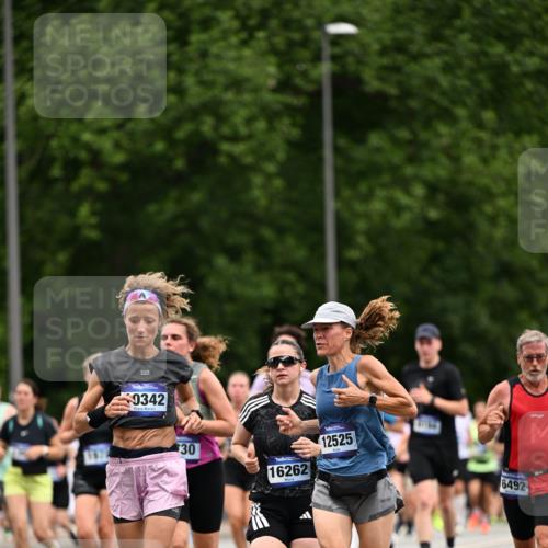 29.06.2025 - hella hamburg halbmarathon Dr. Thomas Lammeyer http://msf.ph/oto/8439563 29.06.2025 10:56:36 Kennedybrücke 1369, 1978, 1997, 3140, 3645, 4087, 4273, 4815, 5262, 5291, 6406, 6671, 6885, 6961, 6985, 7691, 7737, 7841, 8194, 8196, 8672, 9068, 9070, 9220, 9582, 9583, 9594, 9673, 9730, 10296, 10342, 10496, 10928, 11084, 11126, 11127, 11297, 11375 meine-sportfotos.de