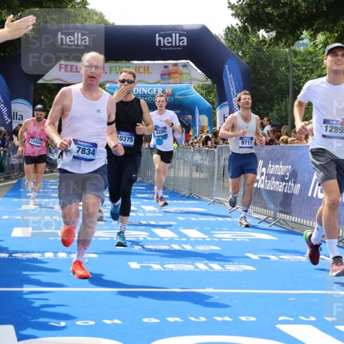 29.06.2025 - hella hamburg halbmarathon Strokosch-Dieckow http://msf.ph/oto/8439581 29.06.2025 10:41:13 Ziel 1136, 1570, 3332, 3618, 4205, 4303, 4380, 5387, 5709, 6901, 8122, 9659, 9711, 9815, 10375, 12434, 12895, 13876, 17834, 18764 meine-sportfotos.de