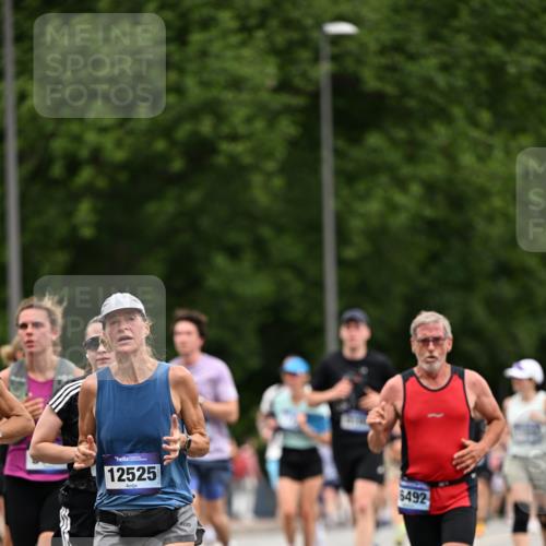 29.06.2025 - hella hamburg halbmarathon Dr. Thomas Lammeyer http://msf.ph/oto/8439608 29.06.2025 10:56:37 Kennedybrücke 1369, 1978, 3140, 3645, 4087, 4273, 4815, 5262, 5291, 6406, 6671, 6885, 6961, 6985, 7682, 7691, 7737, 8194, 8196, 8672, 9068, 9070, 9220, 9582, 9583, 9594, 9673, 9730, 10296, 10342, 10496, 10928, 11084, 11126, 11127, 11297, 11375 meine-sportfotos.de