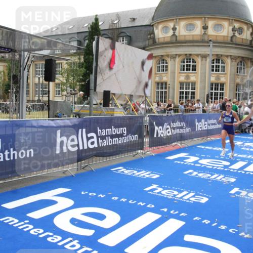 29.06.2025 - hella hamburg halbmarathon Michael Strokosch http://msf.ph/oto/8439613 29.06.2025 10:23:30 Ziel 35, 52, 9385, 17771, 19078 meine-sportfotos.de
