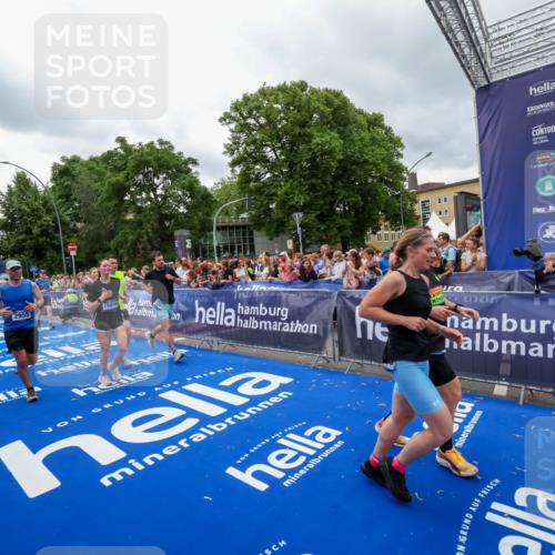 29.06.2025 - hella hamburg halbmarathon Zöllner http://msf.ph/oto/8439619 29.06.2025 10:55:45 Ziel 1120, 1143, 1834, 2955, 2982, 4897, 5021, 6924, 7221, 8255, 8618, 10212, 11039, 12483, 12515, 14365, 14909, 15896, 18064, 18190 meine-sportfotos.de