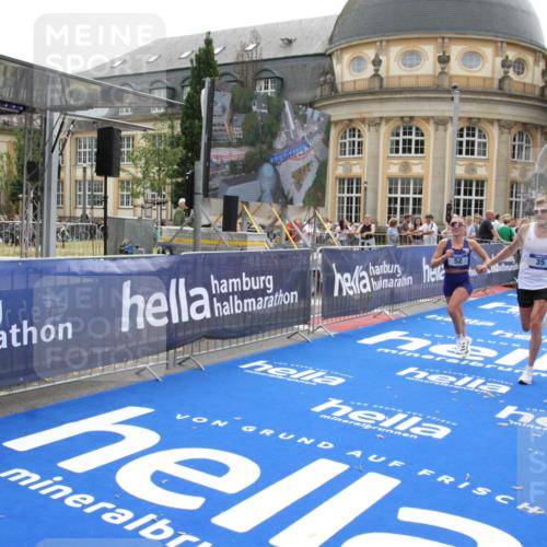 29.06.2025 - hella hamburg halbmarathon Michael Strokosch http://msf.ph/oto/8439621 29.06.2025 10:23:31 Ziel 35, 52, 9385, 17771, 19078 meine-sportfotos.de