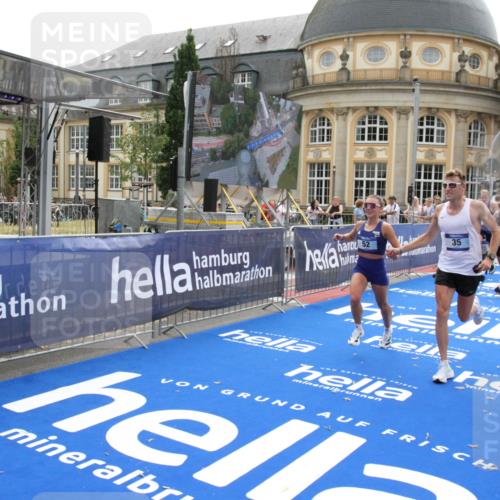 29.06.2025 - hella hamburg halbmarathon Michael Strokosch http://msf.ph/oto/8439632 29.06.2025 10:23:31 Ziel 35, 52, 9385, 17771, 19078 meine-sportfotos.de