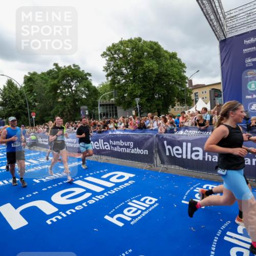 29.06.2025 - hella hamburg halbmarathon Zöllner http://msf.ph/oto/8439637 29.06.2025 10:55:45 Ziel 1120, 1143, 1834, 2955, 2982, 4897, 5021, 6924, 7221, 8255, 8618, 10212, 11039, 12483, 12515, 14365, 14909, 15896, 18064, 18190 meine-sportfotos.de