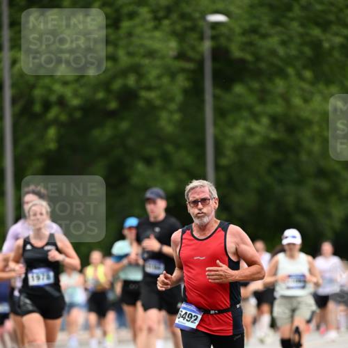 29.06.2025 - hella hamburg halbmarathon Dr. Thomas Lammeyer http://msf.ph/oto/8439644 29.06.2025 10:56:38 Kennedybrücke 1369, 1978, 3140, 3645, 4087, 4273, 4815, 5262, 5291, 6406, 6671, 6885, 6961, 6985, 7682, 7691, 7737, 8194, 8196, 8672, 9068, 9070, 9220, 9582, 9583, 9594, 9673, 9730, 10296, 10342, 10496, 10928, 11084, 11126, 11127, 11297, 11375 meine-sportfotos.de