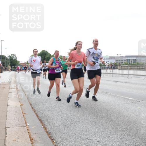 29.06.2025 - hella hamburg halbmarathon Lena Gebhardt http://msf.ph/oto/8439646 29.06.2025 10:29:13 Lombardsbrücke 1309, 4982, 15952, 15955, 1230, 1518, 1557, 1869, 2688, 3179, 3311, 3717, 4161, 4349, 4362, 4373, 4834, 4982, 5167, 5249, 5250, 6285, 6345, 6725, 7169, 7449, 8048, 8812, 9714, 10068, 10198, 10322, 10641, 10808, 11792, 11803, 11989, 12099, 12404, 12442, 12958, 13090, 13382, 14205, 14644, 15143, 15452, 15453, 15952, 15955, 16659, 16662, 16673, 16676, 17496, 18298, 18299, 18414 meine-sportfotos.de