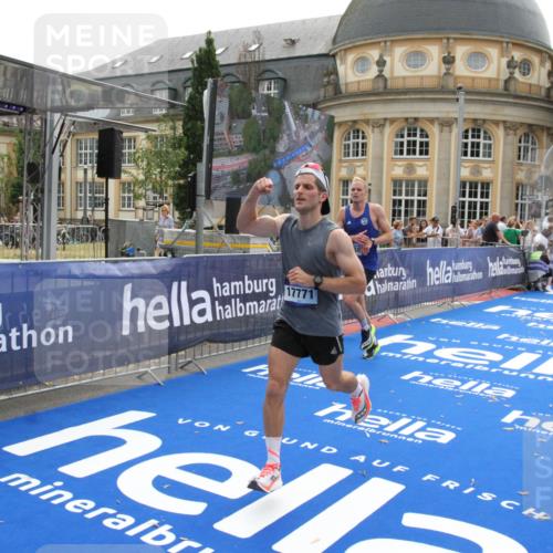 29.06.2025 - hella hamburg halbmarathon Michael Strokosch http://msf.ph/oto/8439681 29.06.2025 10:23:33 Ziel 35, 52, 9385, 16169, 17771 meine-sportfotos.de