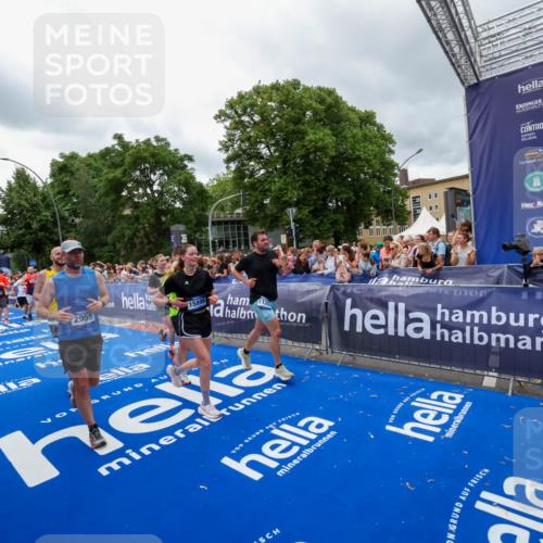 29.06.2025 - hella hamburg halbmarathon Zöllner http://msf.ph/oto/8439685 29.06.2025 10:55:45 Ziel 1120, 1143, 1834, 2955, 2982, 4897, 5021, 6924, 7221, 8255, 8618, 10212, 11039, 12483, 12515, 14365, 14909, 15896, 18064, 18190 meine-sportfotos.de