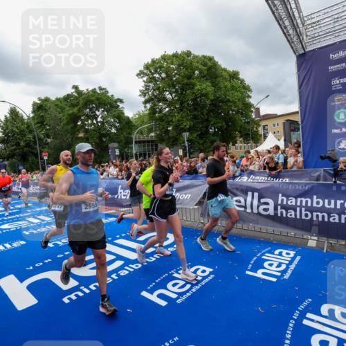29.06.2025 - hella hamburg halbmarathon Zöllner http://msf.ph/oto/8439715 29.06.2025 10:55:46 Ziel 1120, 1143, 1834, 2955, 4897, 5021, 6569, 6924, 7221, 8255, 8618, 10212, 11039, 12483, 12515, 12858, 14365, 14909, 15896, 18064, 18190 meine-sportfotos.de