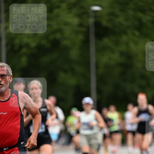 29.06.2025 - hella hamburg halbmarathon Dr. Thomas Lammeyer http://msf.ph/oto/8439728 29.06.2025 10:56:40 Kennedybrücke 1369, 1978, 2308, 3140, 3645, 4087, 4273, 4815, 5262, 5291, 6406, 6671, 6885, 6961, 6985, 7682, 7691, 7737, 8194, 8196, 8672, 9068, 9070, 9220, 9582, 9583, 9594, 9673, 9730, 10296, 10342, 10496, 10634, 10928, 11084, 11297, 11375 meine-sportfotos.de