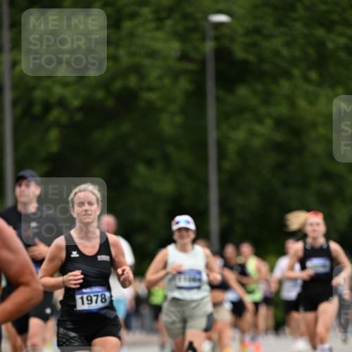 29.06.2025 - hella hamburg halbmarathon Dr. Thomas Lammeyer http://msf.ph/oto/8439752 29.06.2025 10:56:40 Kennedybrücke 1369, 1978, 2308, 3140, 3645, 4087, 4273, 4815, 5262, 5291, 6406, 6671, 6885, 6961, 6985, 7682, 7691, 7737, 8194, 8196, 8672, 9068, 9070, 9220, 9582, 9583, 9594, 9673, 9730, 10296, 10342, 10496, 10634, 10928, 11084, 11297, 11375 meine-sportfotos.de