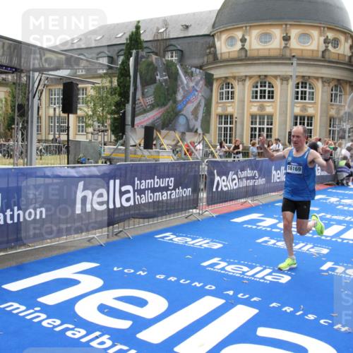 29.06.2025 - hella hamburg halbmarathon Michael Strokosch http://msf.ph/oto/8439765 29.06.2025 10:23:38 Ziel 7834, 16169 meine-sportfotos.de