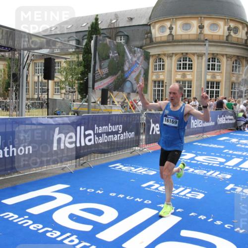 29.06.2025 - hella hamburg halbmarathon Michael Strokosch http://msf.ph/oto/8439785 29.06.2025 10:23:38 Ziel 7834, 16169 meine-sportfotos.de