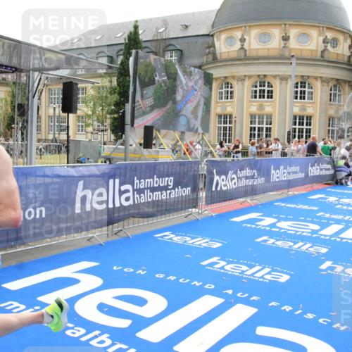 29.06.2025 - hella hamburg halbmarathon Michael Strokosch http://msf.ph/oto/8439813 29.06.2025 10:23:39 Ziel 7834, 16169 meine-sportfotos.de