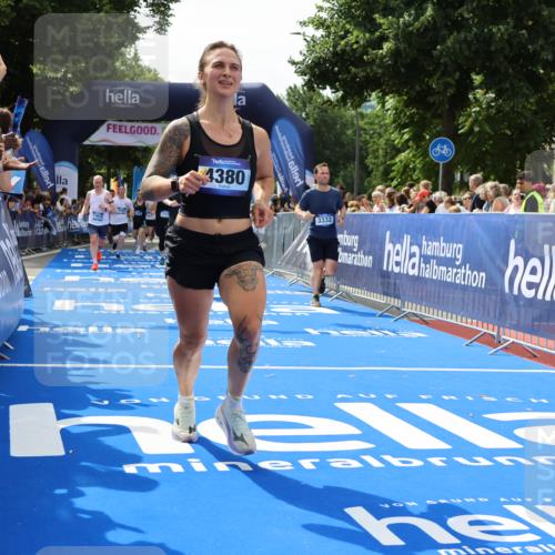 29.06.2025 - hella hamburg halbmarathon Strokosch-Dieckow http://msf.ph/oto/8439815 29.06.2025 10:41:10 Ziel 1136, 2568, 3332, 3618, 4205, 4380, 4871, 5387, 5709, 6901, 8122, 9358, 9659, 9711, 9815, 10375, 12434, 12895, 13268, 17100, 17620, 17834, 18045, 18049 meine-sportfotos.de