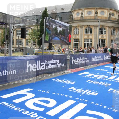 29.06.2025 - hella hamburg halbmarathon Michael Strokosch http://msf.ph/oto/8439826 29.06.2025 10:23:43 Ziel 5301, 7834, 9151 meine-sportfotos.de