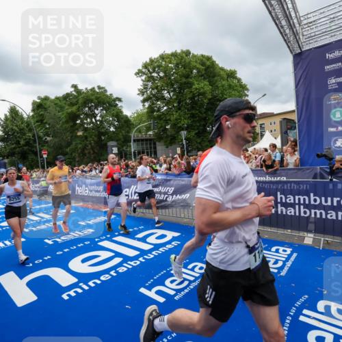 29.06.2025 - hella hamburg halbmarathon Zöllner http://msf.ph/oto/8439830 29.06.2025 10:55:48 Ziel 1143, 1834, 4897, 5021, 6569, 6924, 7221, 8255, 8618, 10212, 12483, 12858, 13474, 14365, 14909, 16401, 16434, 16786, 18125, 18190, 19047 meine-sportfotos.de