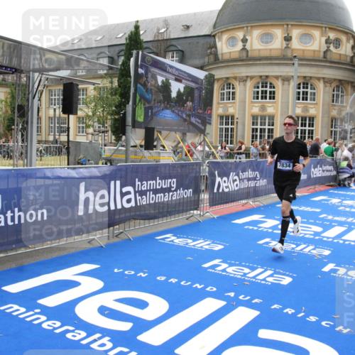 29.06.2025 - hella hamburg halbmarathon Michael Strokosch http://msf.ph/oto/8439859 29.06.2025 10:23:43 Ziel 5301, 7834, 9151 meine-sportfotos.de