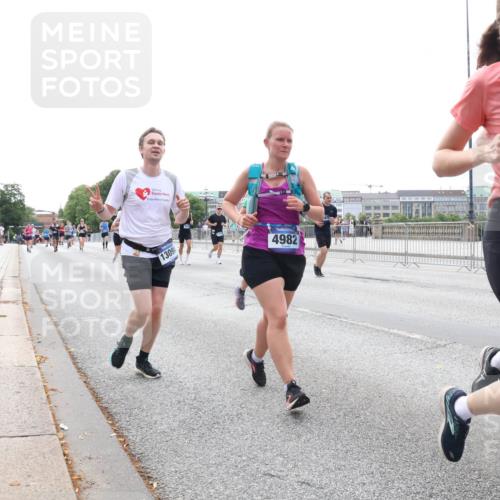 29.06.2025 - hella hamburg halbmarathon Lena Gebhardt http://msf.ph/oto/8439868 29.06.2025 10:29:14 Lombardsbrücke 13090, 4982, 15952, 1230, 1518, 1557, 1661, 1869, 2688, 3179, 3311, 3717, 4161, 4349, 4362, 4373, 4834, 4982, 5167, 5249, 5250, 6285, 6345, 6725, 7169, 7449, 8048, 8812, 9714, 10068, 10198, 10322, 10641, 10808, 11249, 11792, 11803, 11989, 12099, 12404, 12442, 12958, 13090, 13382, 14205, 14644, 15143, 15452, 15453, 15952, 15955, 16659, 16662, 16673, 16676, 17496, 18298, 18299, 18414 meine-sportfotos.de