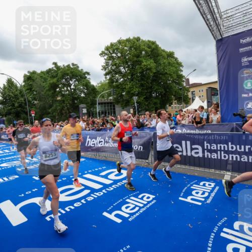 29.06.2025 - hella hamburg halbmarathon Zöllner http://msf.ph/oto/8439869 29.06.2025 10:55:49 Ziel 1143, 1179, 1834, 5021, 6569, 6924, 7221, 8255, 8618, 10212, 12483, 12858, 13474, 14365, 14909, 16401, 16434, 16786, 18125, 18190, 19047 meine-sportfotos.de